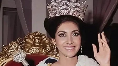 एक लड़की हाथ उठाए हुए, रीता फारिया की मिस वर्ल्ड जीत|