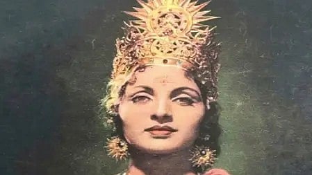 एक महिला मुखुट पहने हुए, शोभना समर्थ की फिल्मों और अदाकारी की प्रेरक छवि|