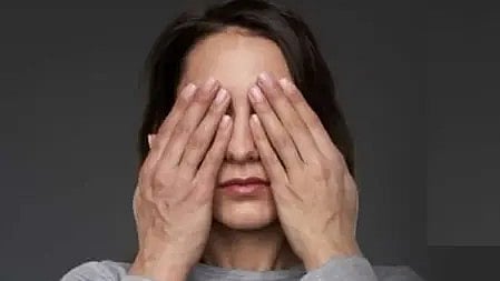 आंखों की थकान दूर करने के लिए लड़की आई पामिंग करते हुए