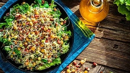 थाली में परोसे हुए ताज़ा अंकुरित अनाज दिखाई दे रहे हैं।