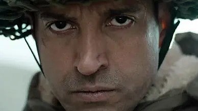 फरहान अख्तर फौजी हेलमेट में फिल्म '120 बहादुर' के सेट पर|