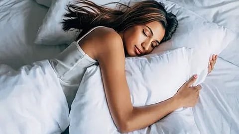 सर्दियों में सोती हुई लड़की, नींद के लिए घरेलू उपाय की आवश्यकता|