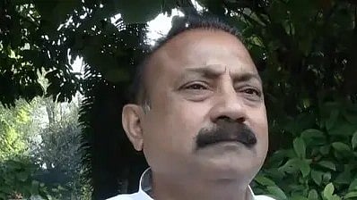 नीतीश कुमार शपथ ग्रहण समारोह में मुख्यमंत्री पद संभालते हुए।