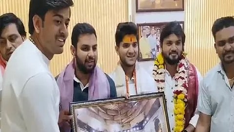 दुल तिवारी दोस्तों के साथ बाबा महाकाल के दर्शन करते देखा गया|