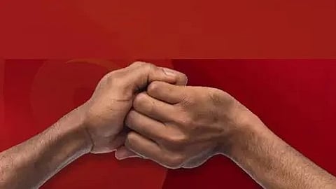 दो हाथ गणेश हस्त मुद्रा में रखे हुए, योग क्रिया करते हुए।