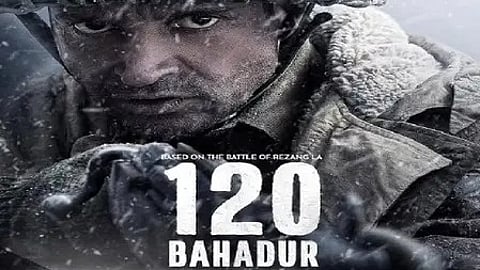 फरहान अख्तर '120 बहादुर' में आर्मी ड्रेस पहने हुए नजर आते हुए।