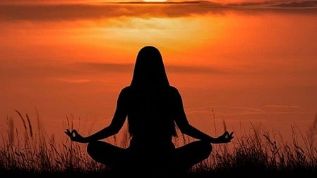 योग करते हुए एक महिला, स्वास्थ्य और मानसिक ताजगी के लिए|