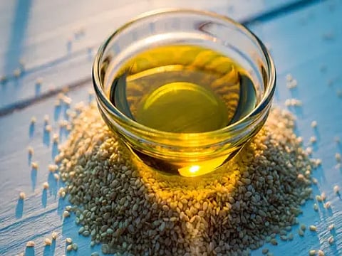 भरा तेल और त्वचा देखभाल के लिए उपयोग किया जाने वाला प्राकृतिक तेल।