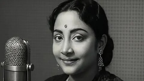 पुराने ज़माने की एक प्रसिद्ध गायिका मंच पर गाते हुए।