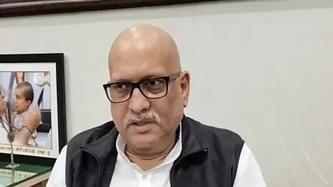 एक व्यक्ति लोगों को संबोधित करते हुए, कांग्रेस रैली के दौरान।