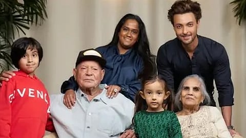 सलीम खान और उनके परिवार के सदस्य दिखाई दे रहे हैं|