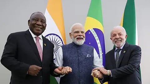 पीएम मोदी अन्य नेताओं के साथ खड़े दिखाई दे रहे हैं|