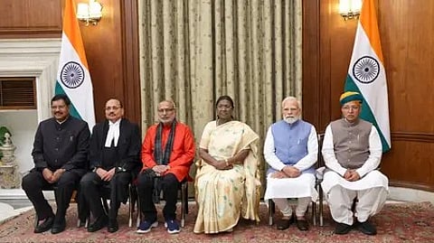 राष्ट्रपति द्रौपदी मुर्मू और प्रधानमंत्री मोदी साथ में बैठे हैं।