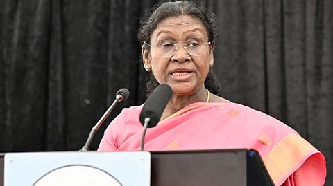 राष्ट्रपति द्रौपदी मुर्मू गंभीर मुद्रा में बैठी हुई|