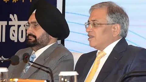 तस्वीर में दो लोग दिखाई दे रहे हैं|