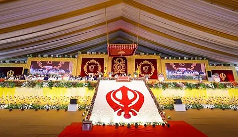 गुरु तेग बहादुर जी की प्रतिमा, शहीदी दिवस पर श्रद्धांजलि अर्पित करते हुए।