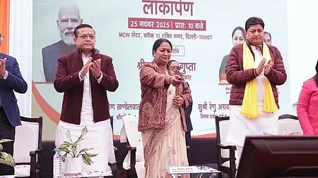 दिल्ली की मुख्यमंत्री रेखा गुप्ता आयुष्मान आरोग्य मंदिर उद्घाटन के दौरान शपथ लेते हुए।