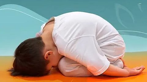 एक बच्चा योगासन करते हुए, शरीर और दिमाग स्वस्थ।