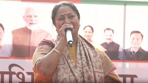 सीएम रेखा गुप्ता का फोटो, जिसमें वे घोषणा देते हुए नजर आ रही हैं|