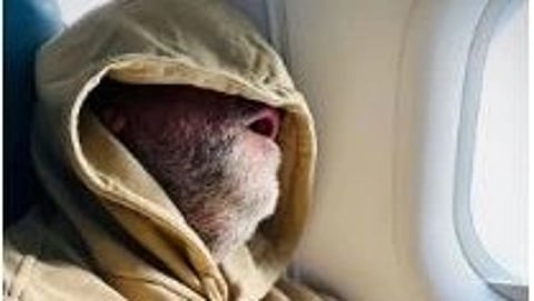 फ्लाइट में अभिनेता आनंद एल. राय झपकी लेते हुए नजर आ रहे हैं|