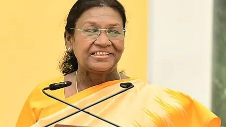 राष्ट्रपति द्रौपदी मुर्मू संविधान दिवस समारोह में पोडियम पर सम्बोधन देती हुईं|