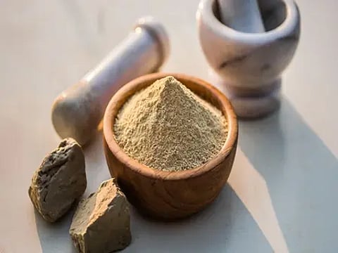 मुल्तानी मिट्टी का पाउडर दिखाई दे रहा है|