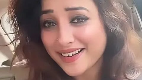 एक लड़की वीडियो बनाते हुए नजर आ रही है|