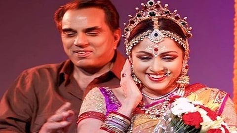 हेमा मालिनी और धर्मेंद्र मुस्कुराते हुए, साथ में खुशियों भरा पल|