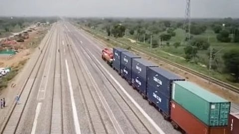 एक जगह पर रखे कई बड़े कंटेनरों का दृश्य|