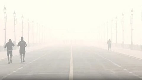दिल्ली-एनसीआर में घनी धुंध, खराब हवा की गुणवत्ता दिखाती हुई|