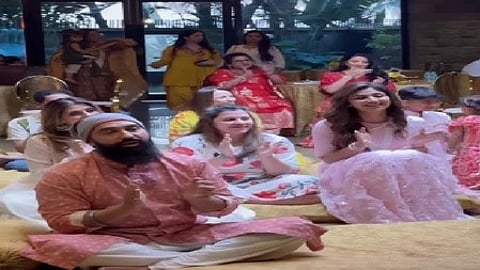 शिल्पा शेट्टी अपने पूरे परिवार के साथ साईं बाबा की पूजा करती हुईं।