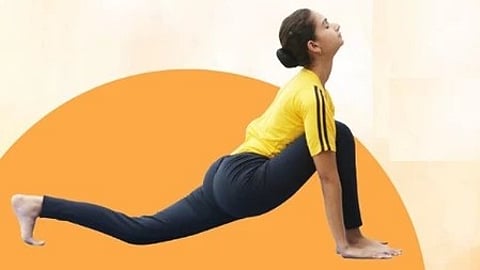 अश्वसंचालनासन करते हुए एक महिला योगा करती हुई|