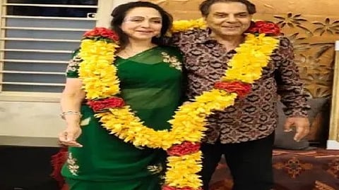 हेमा मालिनी और धर्मेंद्र साथ में, दोनों एक ही वरमाला पहने हुए|