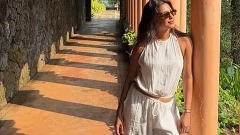 प्रियंका चोपड़ा भारतीय महिला खिलाड़ियों की जीत का जश्न मनाती हुईं।