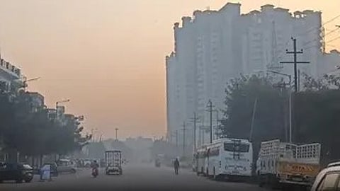 दिल्ली में भारी स्मॉग के कारण धुंधली दिखाई दे रही हवा का दृश्य।