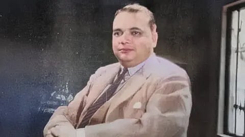 एक व्यक्ति बाहर खड़ा होकर पोज़ देते हुए|