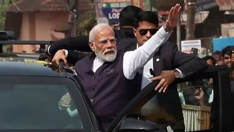 उडुपी में रोड शो करते हुए पीएम नरेंद्र मोदी|