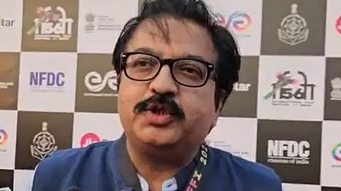 आईएफएफआई में एक व्यक्ति बोलते हुए, 56वें फिल्म महोत्सव का आयोजन।