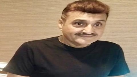 एक आदमी खड़ा या दिखाई दे रहा है|