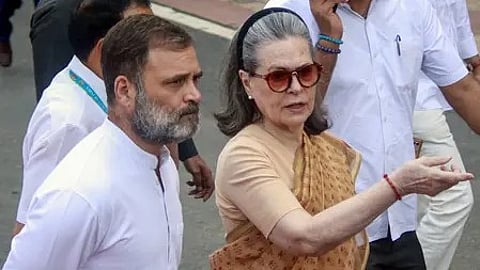 शनल हेराल्ड मामले के संदर्भ में राहुल गांधी और सोनिया गांधी बातचीत करते हुए।