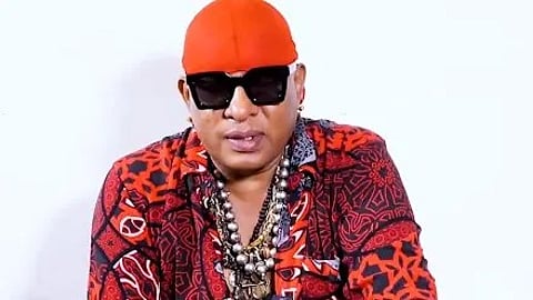 काला चश्मा पहने एक व्यक्ति की तस्वीर|