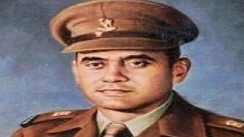 भारतीय सेना की वर्दी पहने हुए एक व्यक्ति की तस्वीर।