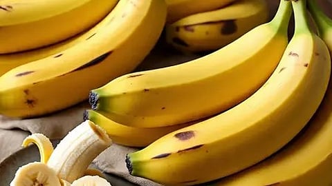 केले का फल, जो सेहत और ऊर्जा बढ़ाने वाला सुपरफूड है।