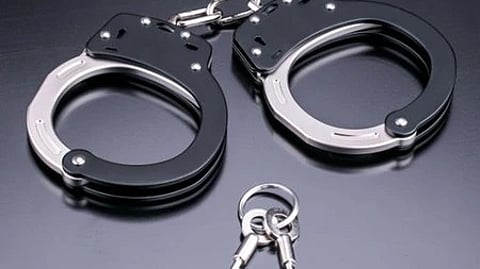 हथकड़ी और उसकी चाबी रखी हुई दिखाई दे रही है।