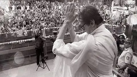 अमिताभ बच्चन फैंस को देखकर हाथ जोड़ते हुए, उनके सामने खड़े फैंस नजर आ रहे हैं।