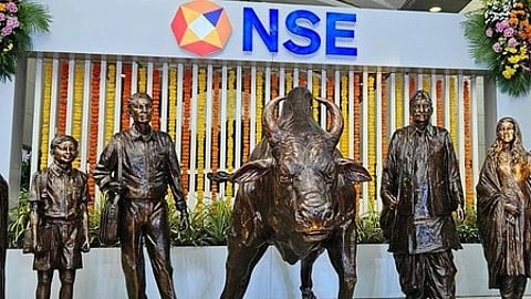 एनएसई कंपनी के बाहर एक बुल्स की मूर्ति दिखाई दे रही हैं।