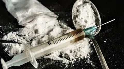 सुई और इंजेक्शन, दवा देने के लिए तैयार, नशीले पदार्थ या चिकित्सा से संबंधित।