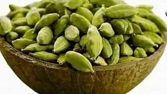 बाउल में रखी इलायची का नज़ारा, आयुर्वेदिक गुणों वाला मसाला|