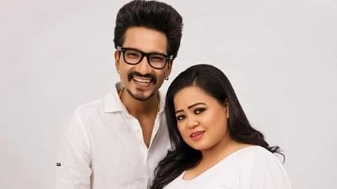 भारती सिंह और हर्ष लिंबाचिया मुस्कुराते हुए फोटो में नजर आ रहे हैं।