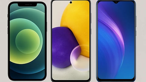 इस तस्वीर में तीन फोन दिखाए गए हैं और ये तीनों फ़ोन अलग-अलग कंपनियों के लग रहे हैं।